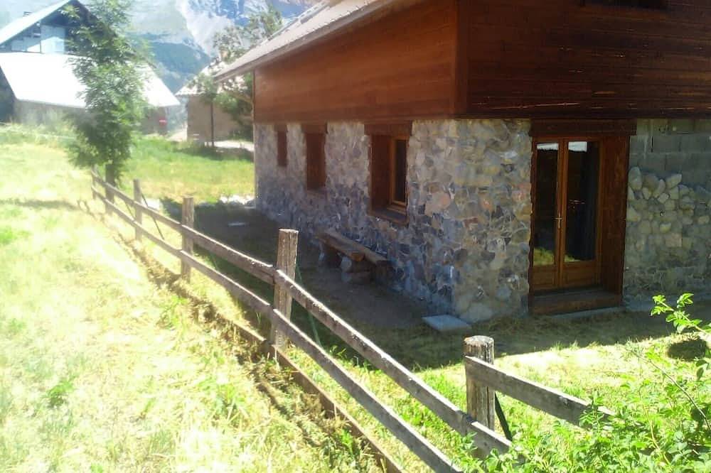 Very sunny chalet at the foot of the slopes, the Ecrins and the paragliding departure point! in Vallouise, Parque Nacional de los Ecrins