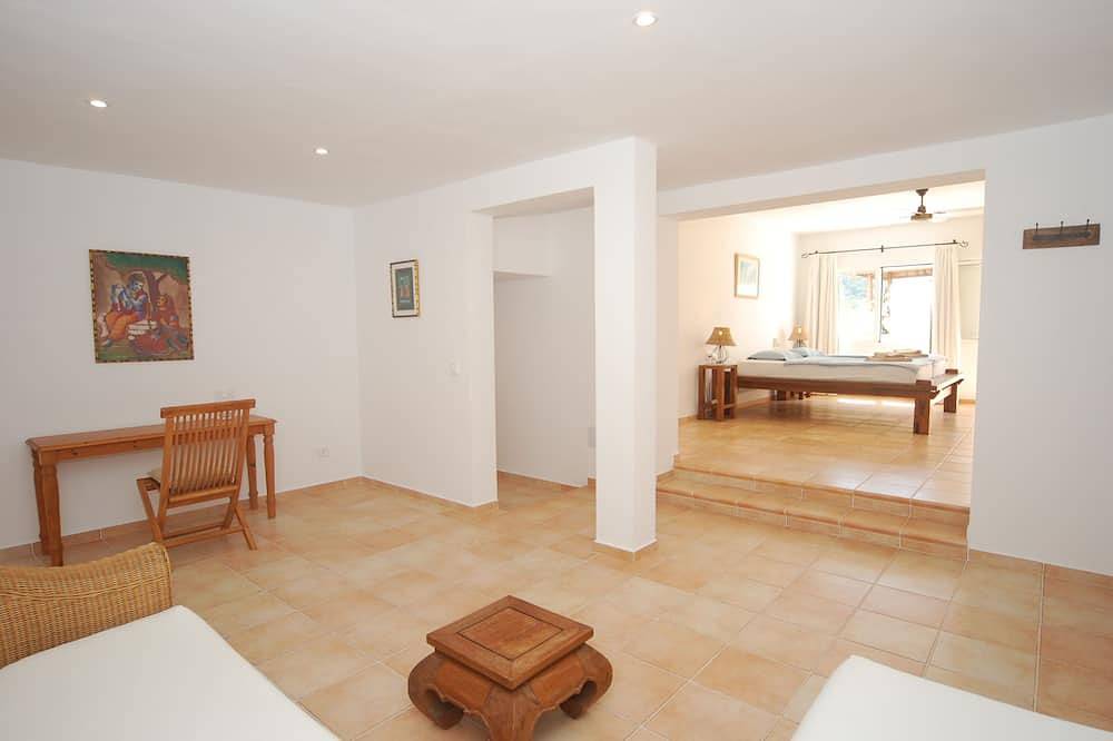 Luxe villa - Rustige locatie - Aan het strand - Op site - Boot charter - in Cala Llonga, Santa Eulària des Riu
