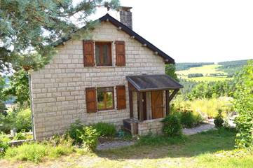 Gîte pour 7 personnes, avec jardin ainsi que terrasse et piscine à Saint-Georges-de-Lévéjac