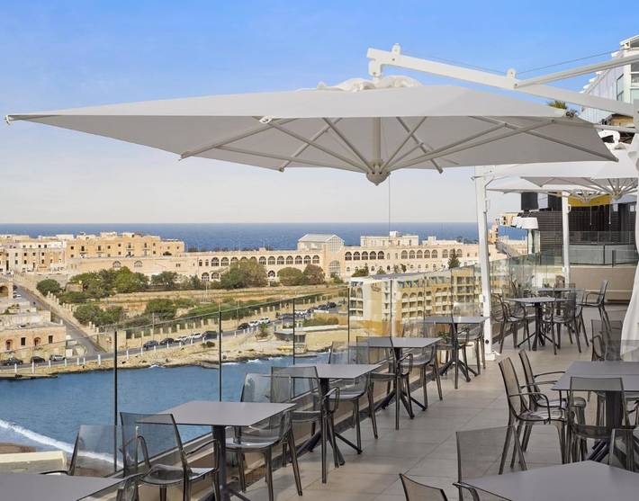 Hôtel pour 2 personnes, avec piscine ainsi que sauna et terrasse