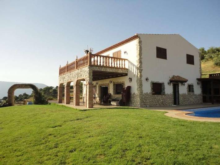 Apartamento para 12 personas, con Balcón y Jacuzzi además de Terraza y Jardín en El Gastor