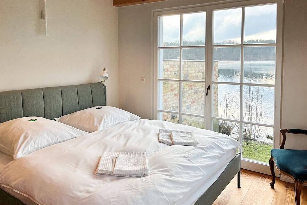 Ganze Wohnung, Straushaus - Wellness Hideaway direkt am Straussee mit Sauna, Tretboot & Kamin in Strausberg, Märkisch-Oderland