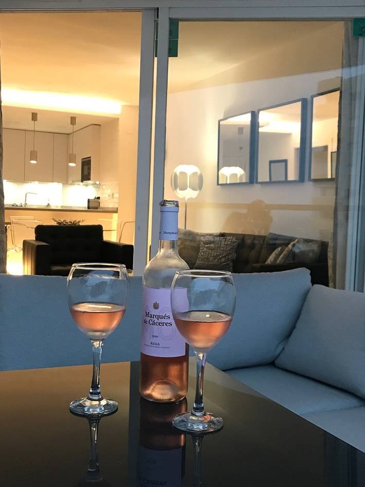 Entire apartment, Apartment 'Modern Marina Apt Fantastic' with Sea View, Wi-Fi and Air Conditioning in Puerto Deportivo de Estepona, Estepona
