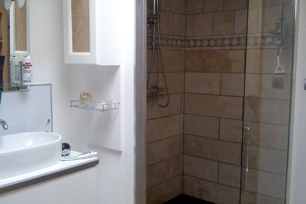 Gemütliche Wohnung, geschlossen parkink frei, Wi-Fi, Klimaanlage, 600 m von Saint-Emilion in Saint-Sulpice-de-Faleyrens, Libourne und Umgebung