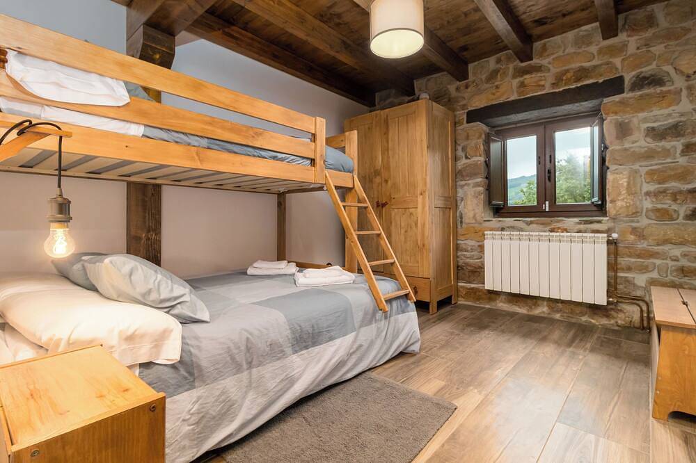 Ideal Para Grupos o Familias. Desconecta en el Valle o Piérdete por sus Rutas in San Pedro del Romeral, Cordillera Cantábrica