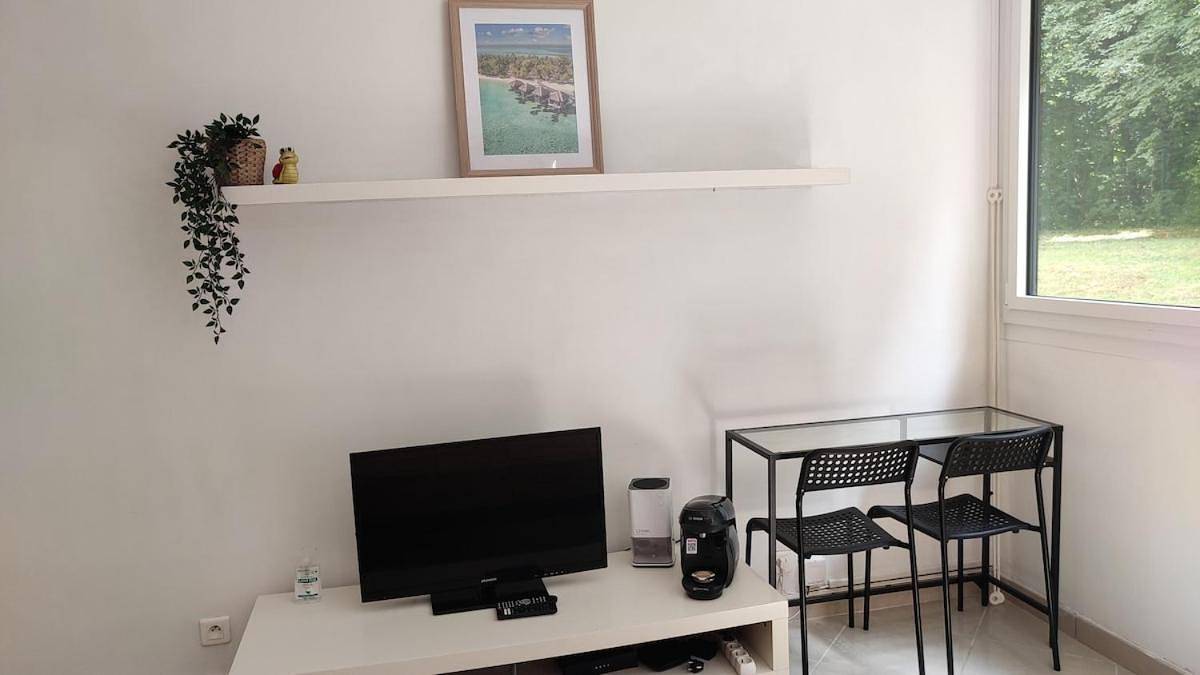 Appartement entier, Cozy Studio Apartment Close to Melun and Vaux-le-Penil in Vaux-le-Pénil, Seine-et-Marne