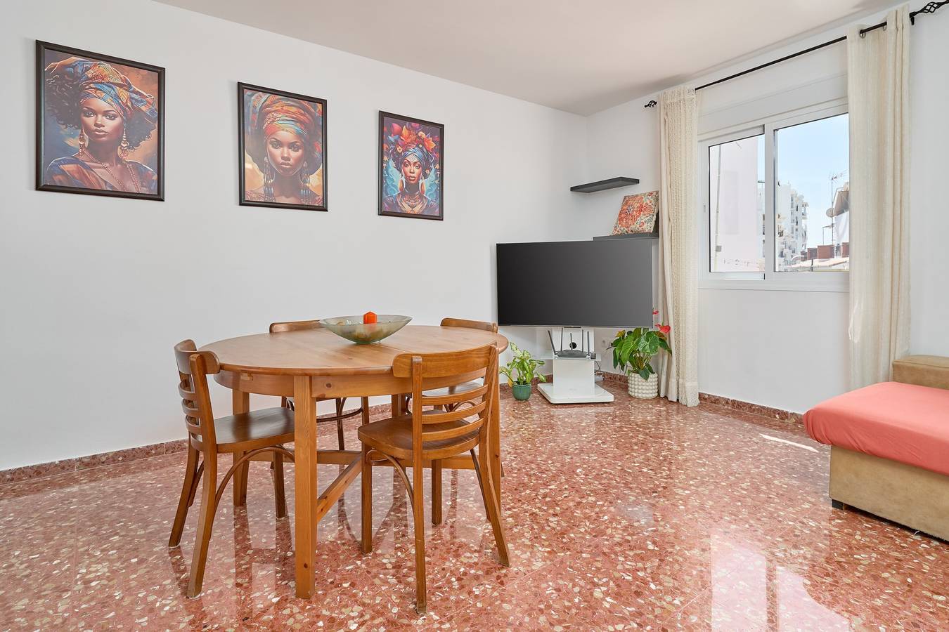 Apartamento entero, Apartamento 'Nerja Herrera Oria 40' con vistas a la montaña, terraza compartida y Wi-Fi in Nerja, Costa del Sol