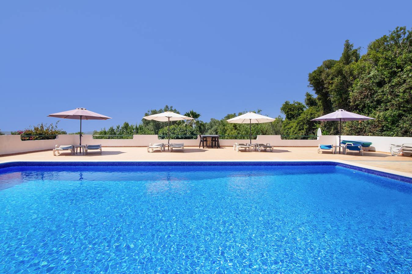 Apartamento inteiro, Apartamento 'One Bedroom 1' com Piscina Partilhada, Wi-Fi e Ar Condicionado in São Bartolomeu de Messines, Distrito de Faro