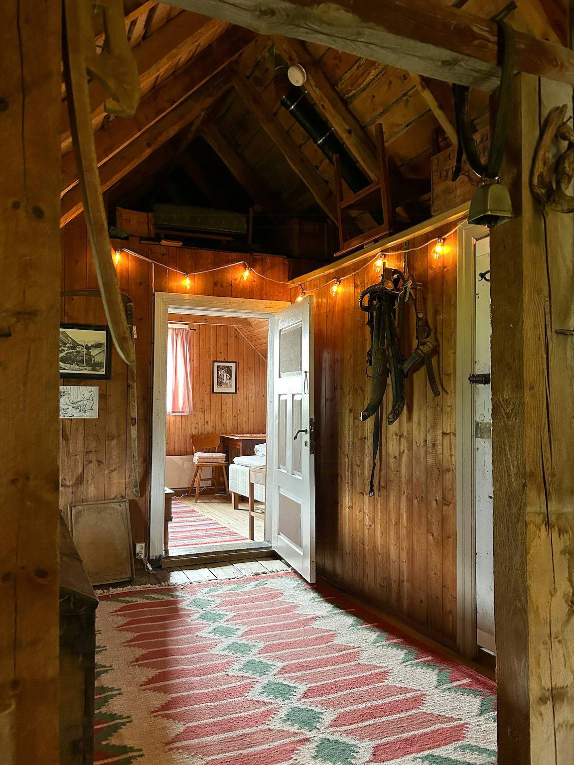 Historischer Kamin im malerischen Isfjord in Rauma (Norwegen), Nördliches Fjordnorwegen