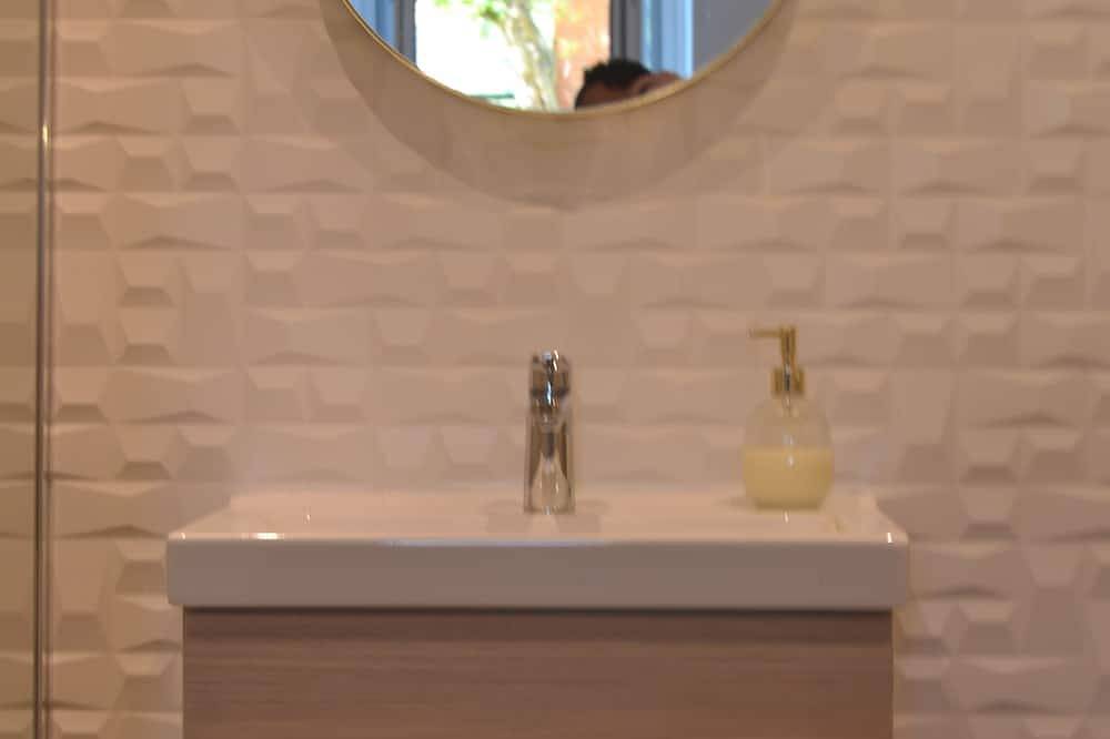 Entire apartment, Le Bompard*** 50 m² Art Deco villa with garden in Rodez, Massif Central