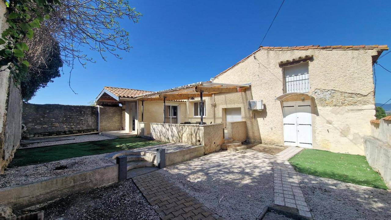 Appartement entier, Apartment - Ground Floor in Magalas, Côte méditerranéenne (France)