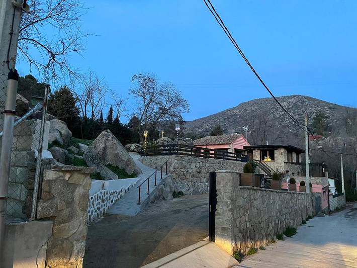 Location de vacances pour 12 personnes, avec Balcon et Terrasse ainsi que Jardin et Piscine à El Barraco