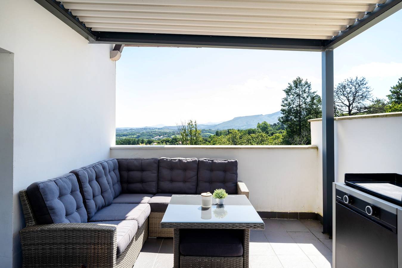 Entire apartment, Holiday Apartment "12 Guests 5km from Hendaye Beach" with Sea View, 2 Terraces & Wi-Fi in Urrugne, Bayonne region