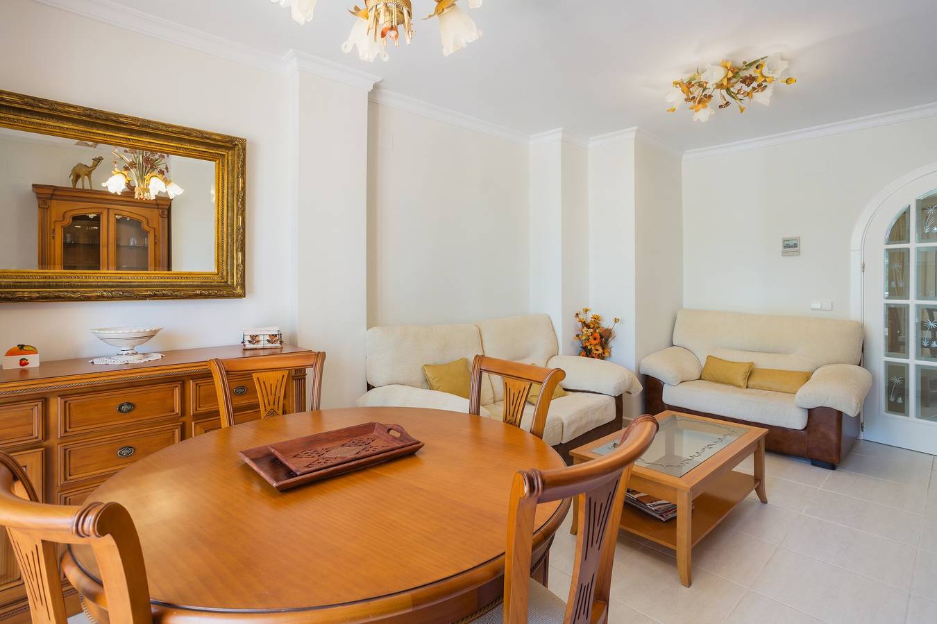 Apartamento entero, Apartamento 'Keops' con piscina compartida, terraza privada y aire acondicionado in Oliva, Costa Blanca