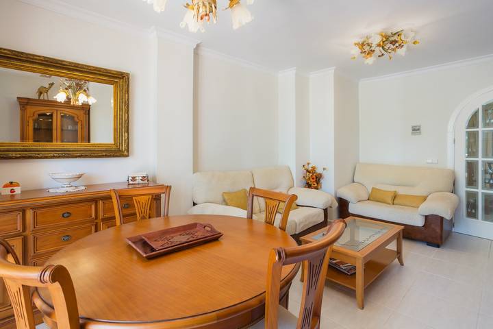 Apartamento entero, Apartamento 'Keops' con piscina compartida, terraza privada y aire acondicionado in Oliva, Costa Blanca