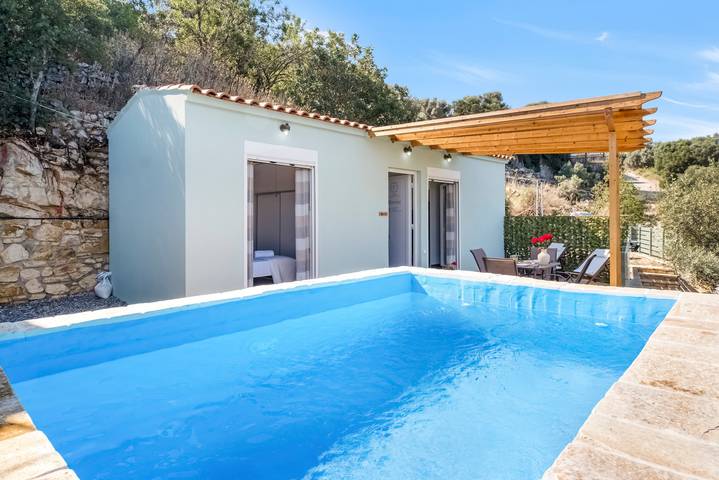 Villa mit pool für 4 Personen, mit Garten in Griechenland
