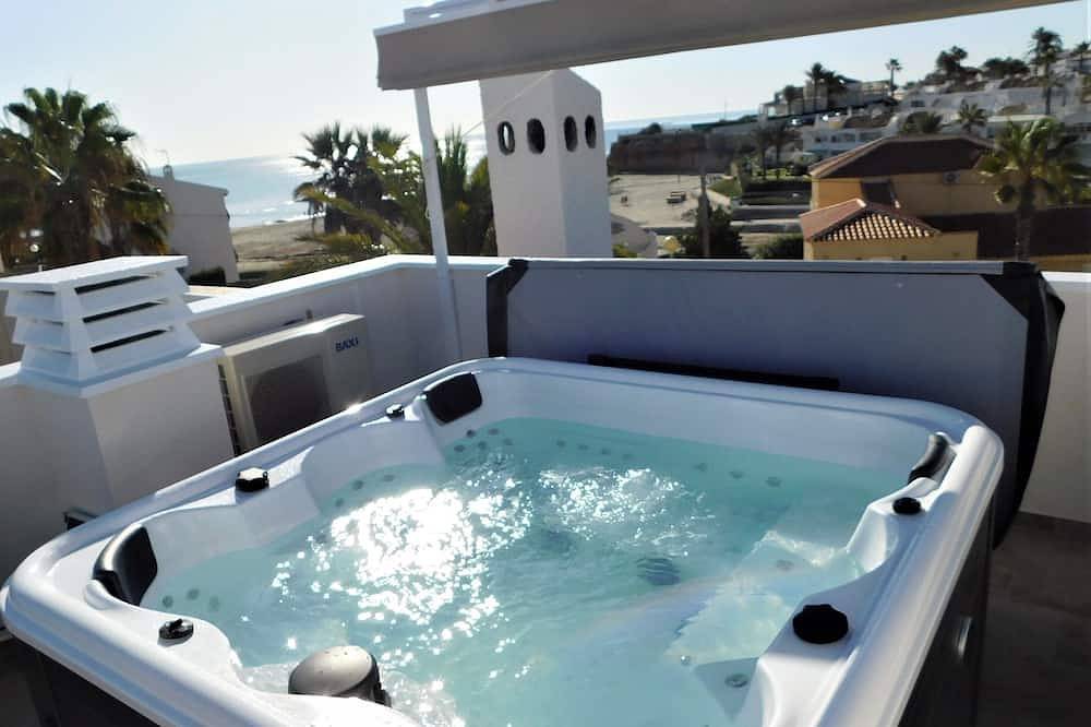 Beach House sleeps 6 with 3 Terraces,  Jacuzzi Hot Tub,  Full Air con , Wifi in Playa Cala Bosque (Orihuela), Orihuela