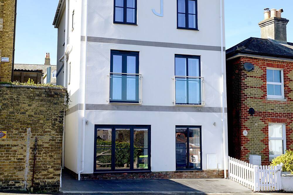 J House-Sleeps 12-4 Bath-Roof Terrace-Cowes Centre in Cowes, Isle of Wight