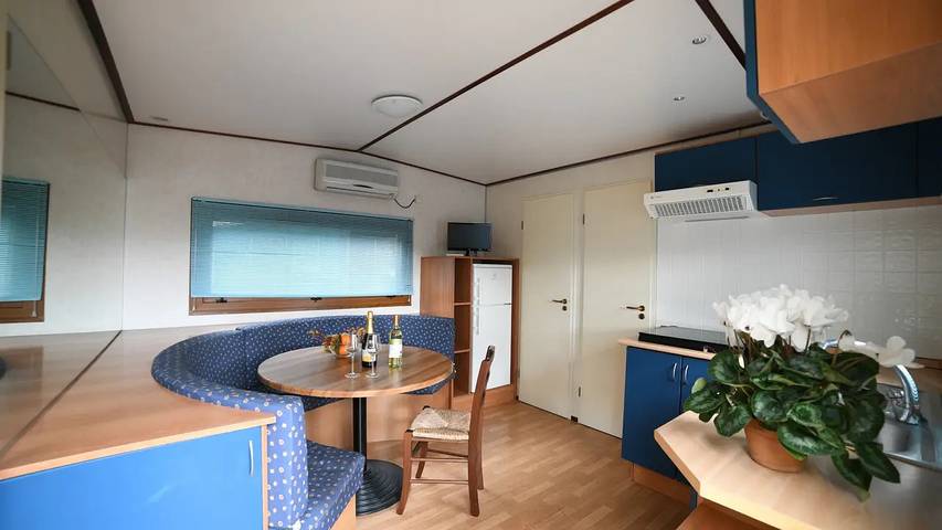 Camping car pour 2 personnes, avec piscine ainsi que sauna et terrasse dans Ligurie