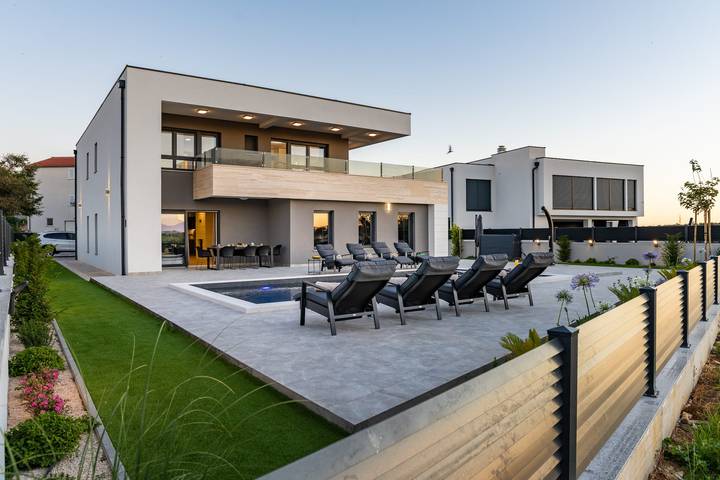 Villa pour 8 personnes, avec Balcon et Jacuzzi ainsi que Terrasse et Jardin à Nin