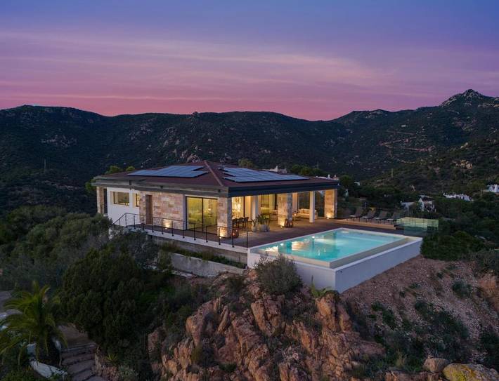 Villa pour 8 personnes, avec vue ainsi que jardin et piscine, animaux acceptés dans Eden Rock