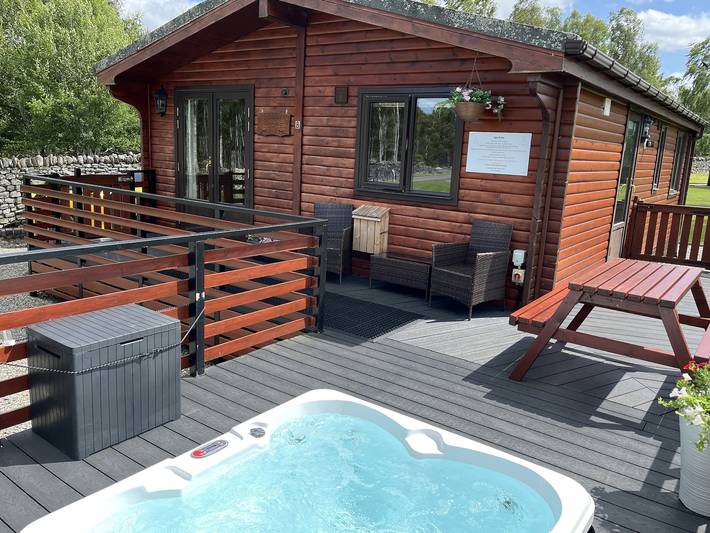 Cottage for 4 people, with Balcony and Hot tub as well as Garden in Cairngorms National Park