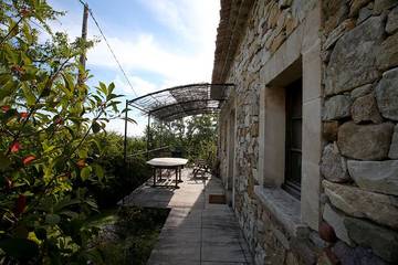 Gîte pour 6 personnes, avec terrasse ainsi que piscine et jardin à Gigondas