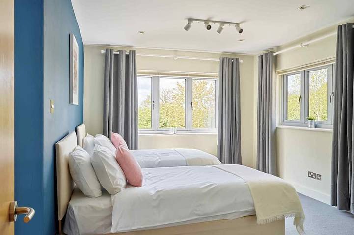 The Most Amazing House In Cheltenham / Cotswolds Ideal For Parties & Families in Cheltenham, Gloucestershire