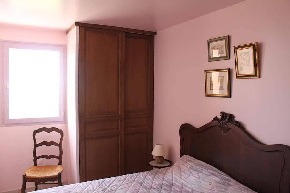 Entire apartment, Delightful ground floor apartment in villa, in Cassis, accommodation 4 people in Cassis, Calanques National park
