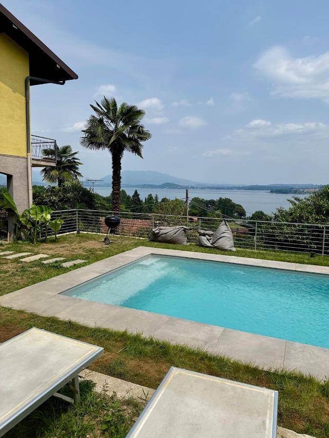 Villa con piscina per 10 persone, con vista lago e giardino nonché piscina e panorama sul Lago Maggiore