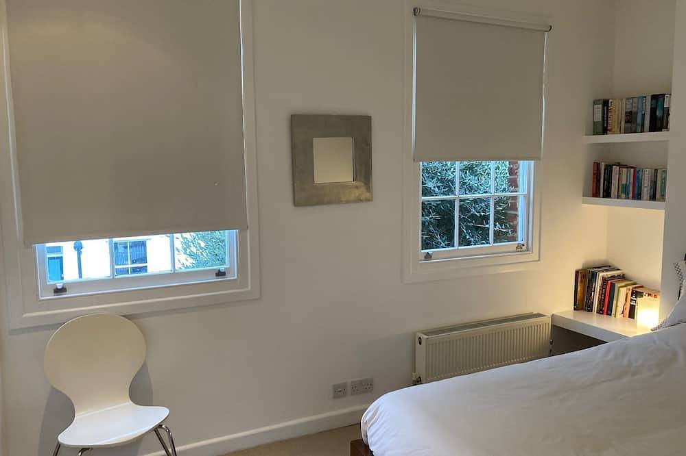 A pretty cottage in West London in Hammersmith and Fulham, London