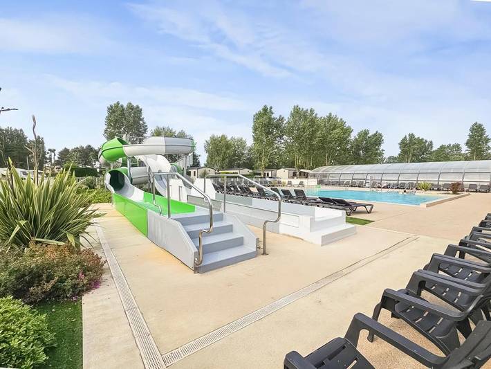 Camping pour 6 personnes, avec piscine et jacuzzi ainsi que jardin et bassin pour enfant, animaux acceptés