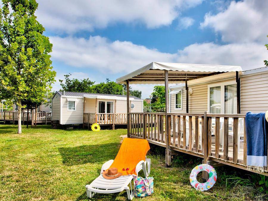 Flower Camping Les Ondines - Mobilhome 4 personas - Confort 27m² 2 habitaciones + terraza semicubierta 18m² + Tv + Clim in Souillac, Lot