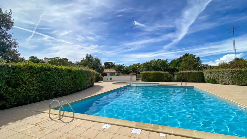 Location de vacances pour 7 personnes, avec jardin et piscine à La Couarde-sur-Mer