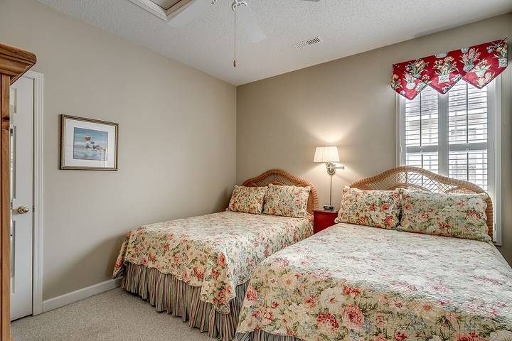 Vacation rental for 12 people, with hot tub and yard as well as balcony in Surfside Beach