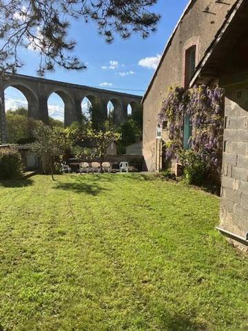 Gîte pour 14 personnes, avec vue ainsi que piscine et balcon à Bellac