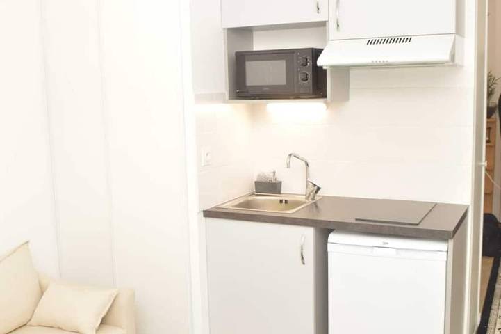 Entire apartment, Cheap Charming family size studio with self made office, TV, WiFi, Cafe, etc in Bobigny, Seine-Saint-Denis