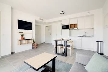 Gîte pour 2 personnes, avec piscine ainsi que terrasse et jardin à Vence