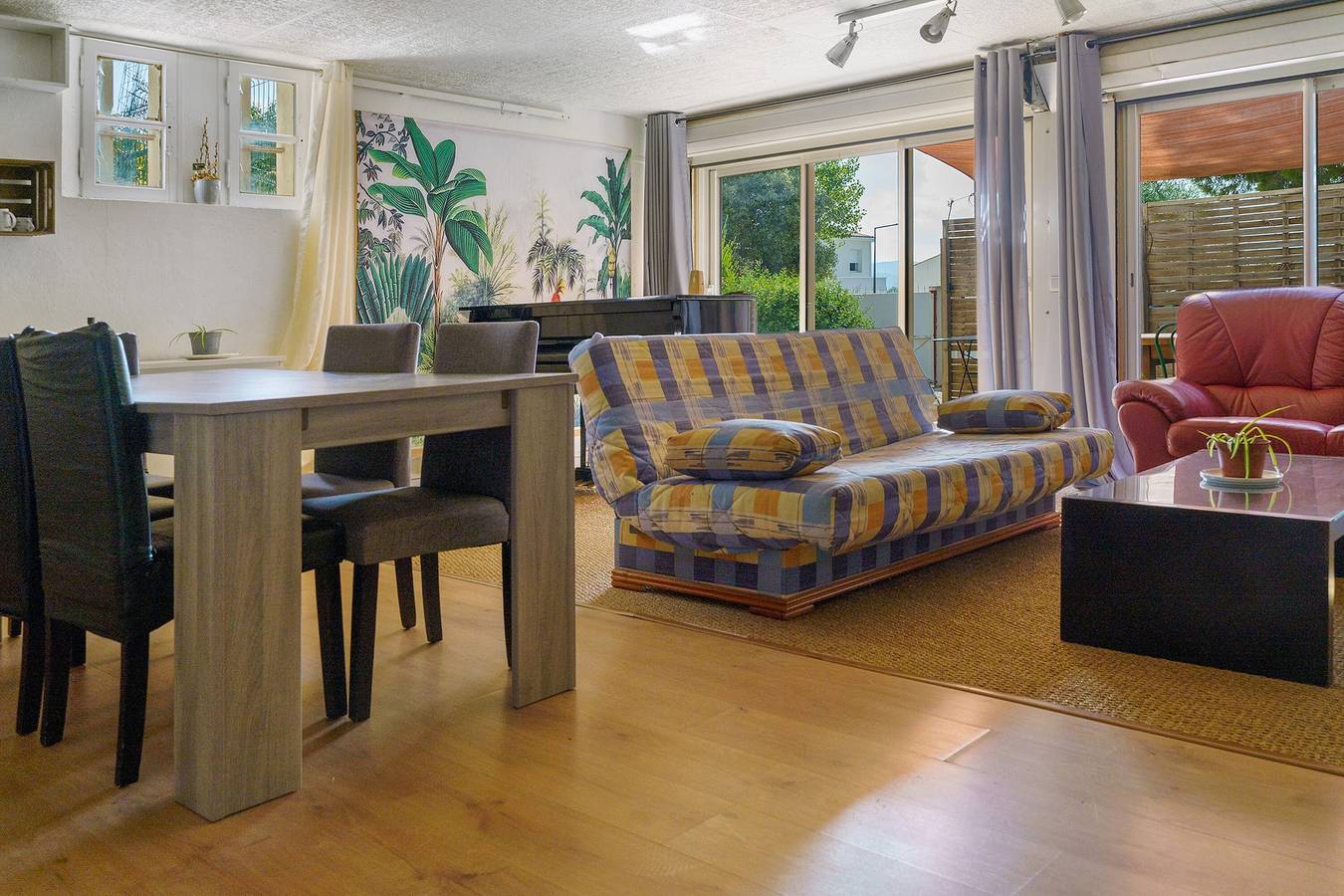 Apartamento entero, Apartamento 'Villa Andalouse' con terraza privada, wifi y aire acondicionado in Poussan, Costa mediterránea (Francia)