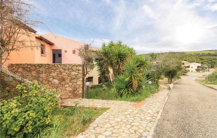 Apartamento vacacional entero, ¡Acogedor 2BR Apt Cerca de la Playa - Congelador / WiFi / Cocina! in Isola Rossa, Trinità d'Agultu e Vignola