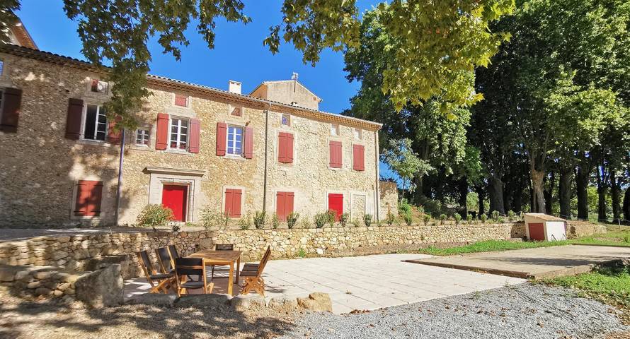 Gîte pour 4 personnes, avec Terrasse ainsi que Jardin et Piscine