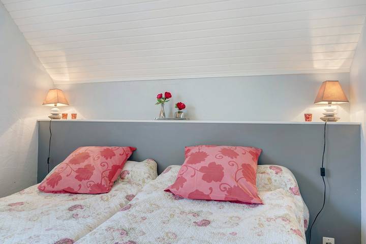 Bed and Breakfast 'La Chambre Rouge' with Shared Terrace, Shared Garden and Wi-Fi in Lanhouarneau, Morlaix region