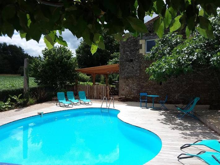 Location de vacances pour 10 personnes, avec vue ainsi que piscine et jardin à Sauveterre-la-Lémance