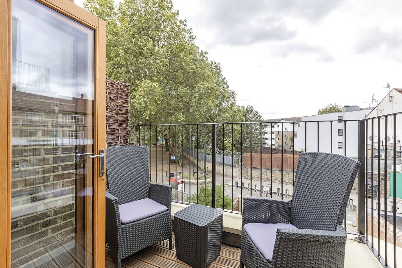 Entire vacation apartment, Pet-Friendly Fulham 1-Bed Apt, 2 Mins to Tube in Hammersmith and Fulham, London