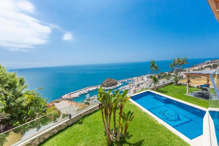 Casa rural para 14 personas, con piscina además de balcón y vistas en La Herradura