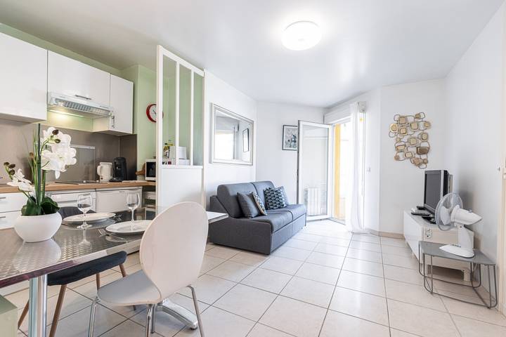 Ferienwohnung für 4 Personen, mit Balkon und Terrasse in Nizza