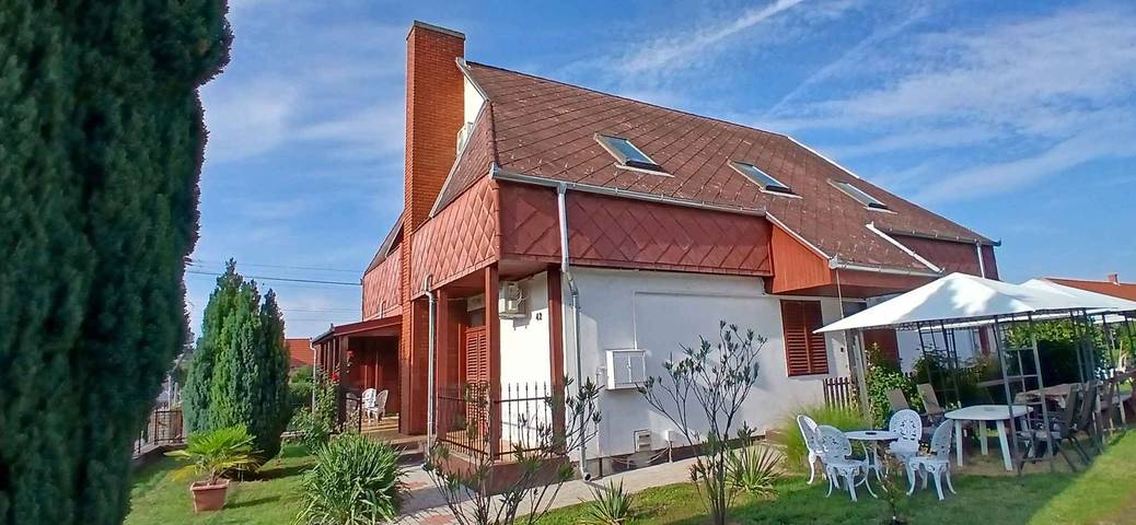 Ferienhaus für 8 Personen, mit Balkon und Garten
