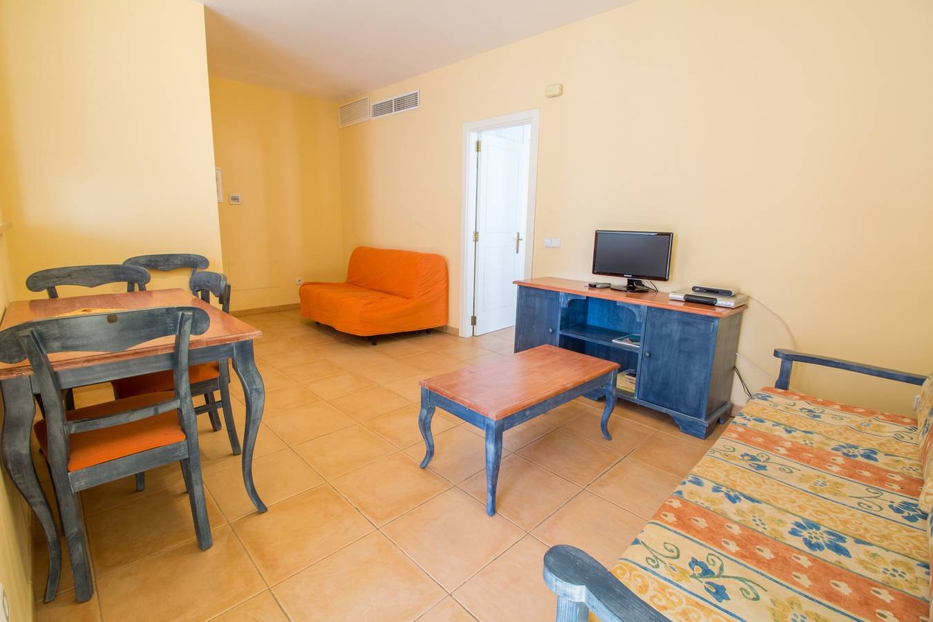 Entire holiday apartment, Cozy apartment near the sea with wifi and pool in Port de Pollença, Pollença