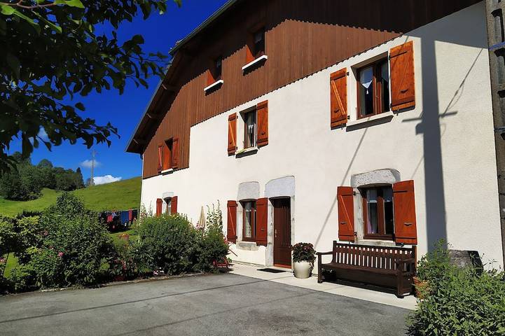 Gîte pour 4 personnes, avec terrasse et jardin dans le Jura
