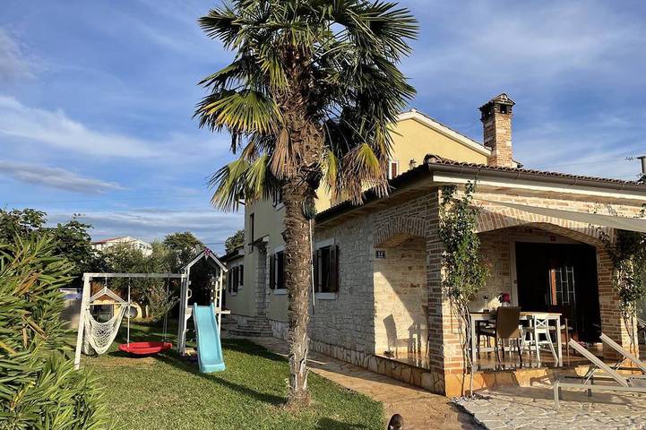 Ferienhaus für 6 Personen, mit Balkon und Whirlpool sowie Garten in Nova Vas